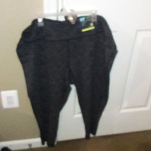 Xersion Women's Active wear capris NWT